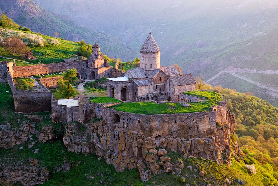 Erevan - Khor Virap – Grotte d’Areni – Noravank – Monastère de Tatev - Goris