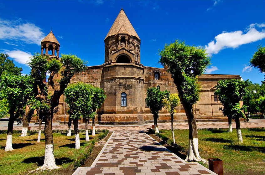  Erevan - Cathédrale d’Edjmiadzine – Temple de Zvartnots - Matenadaran (Erevan)